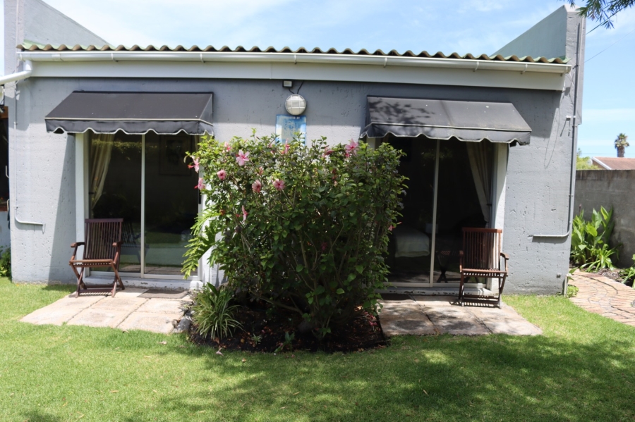 To Let 4 Bedroom Property for Rent in Kleinmond Western Cape